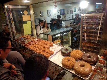 sf-bobs-donut-vitrine