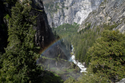 Yosemite-vernall-falls-rainbow-mist
